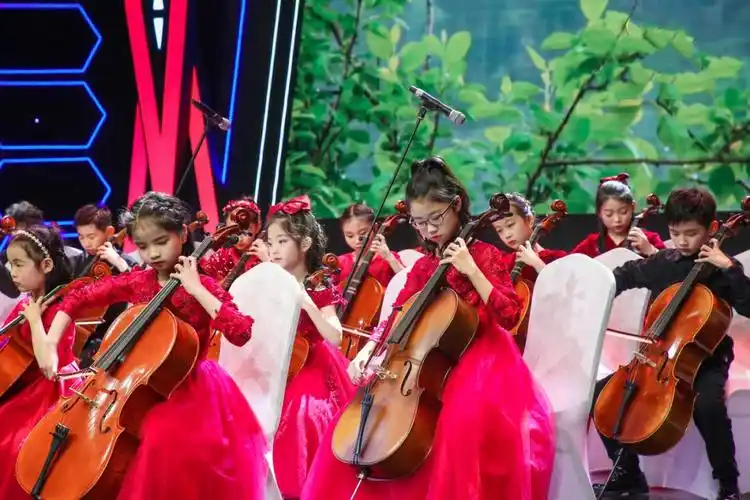 电视台录制结束啦大提琴小演奏员们棒棒哒